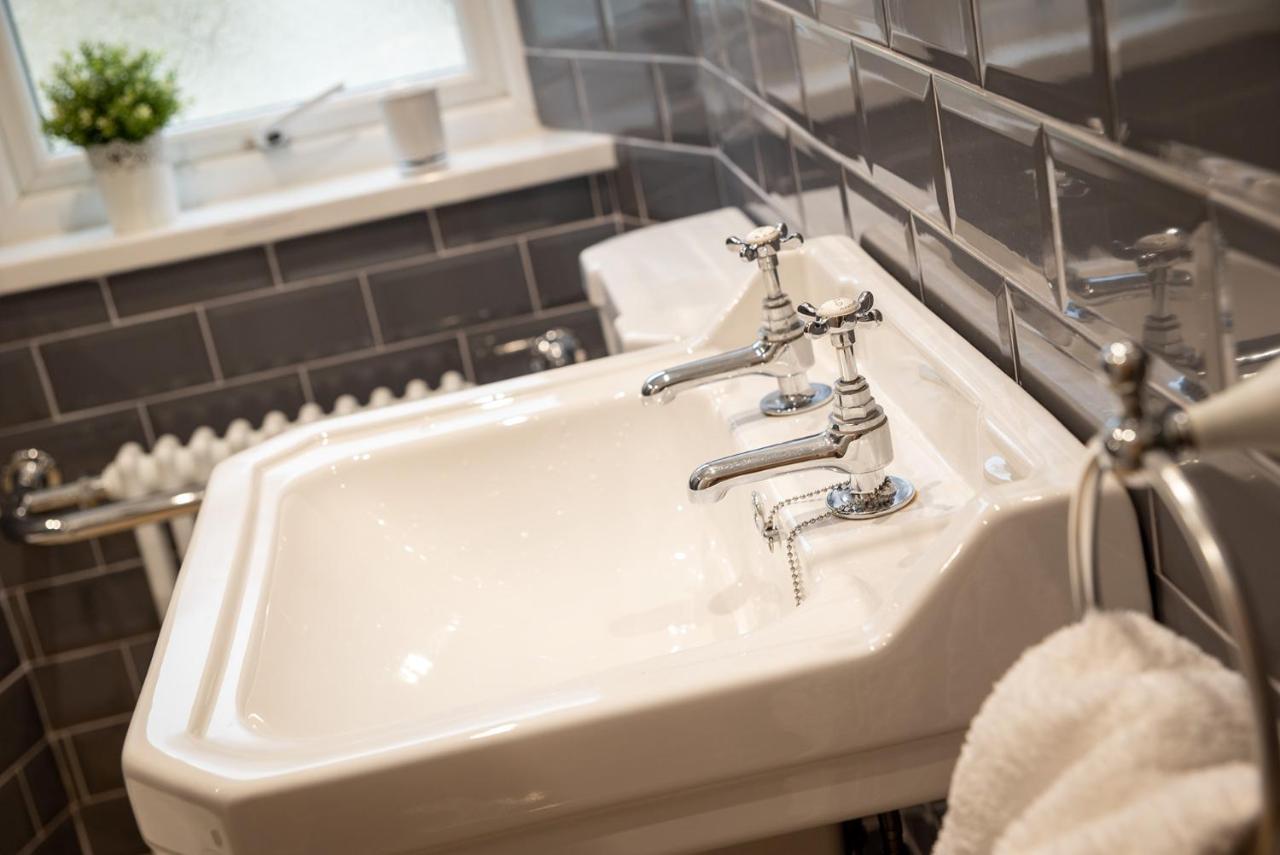 Woodland Cottage - Private Courtyard - Pet Friendly Retreat In The Heart Of Windermere Esterno foto